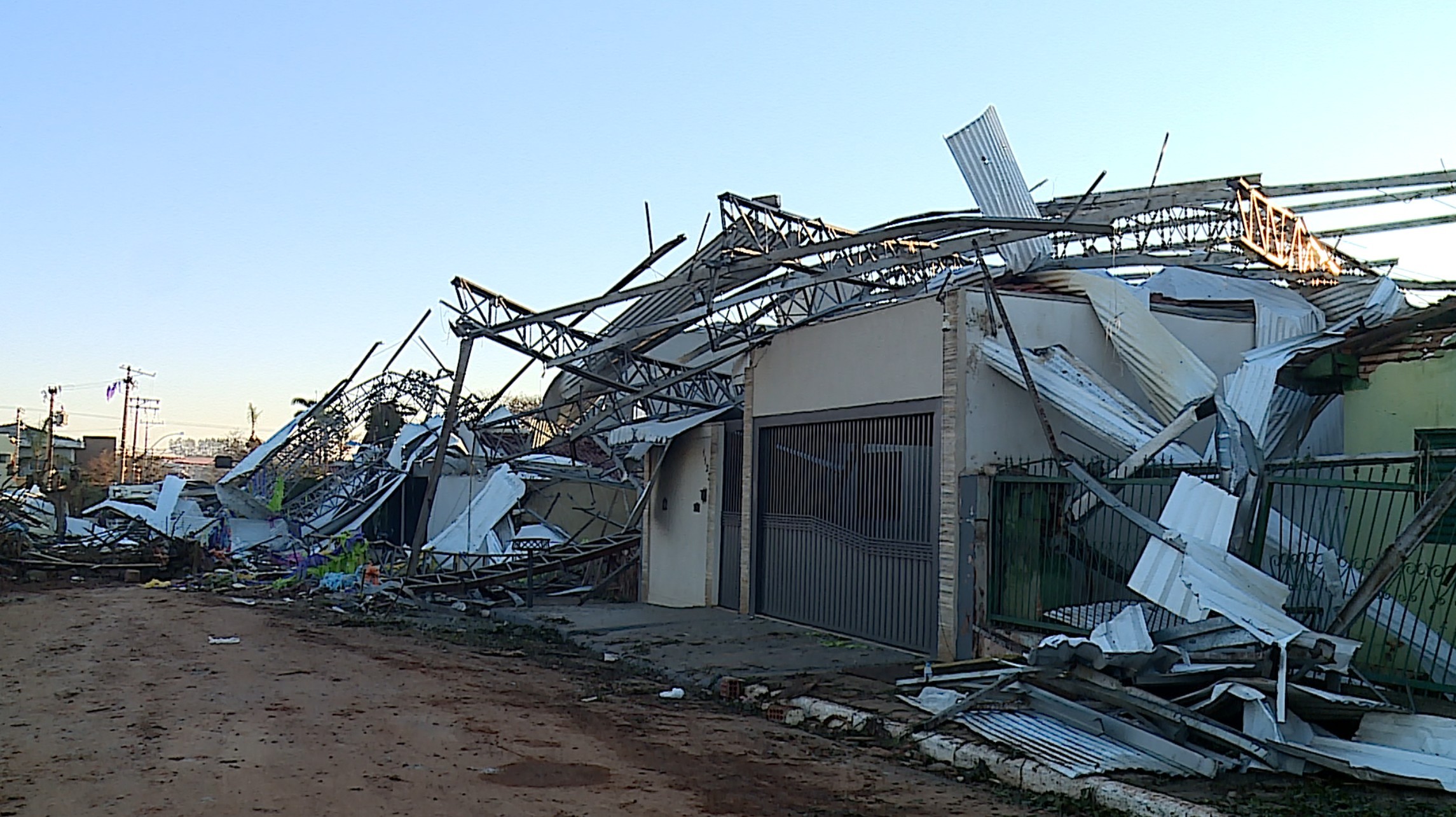 Rede de energia em Guariba passa por reconstrução após ventos de até 160 km/h, diz gerente da CPFL