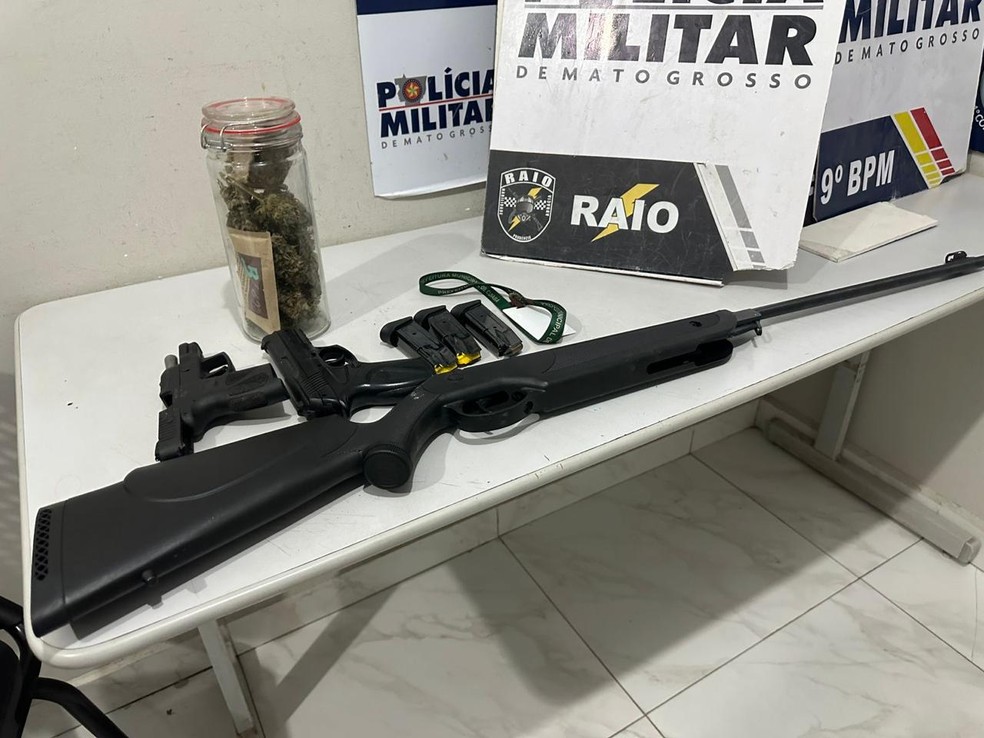 Material apreendido na casa do suspeito — Foto: Polícia Militar