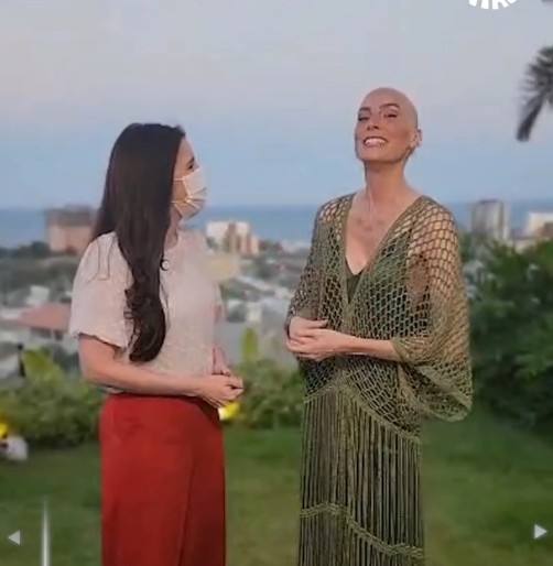 Atriz vive jornalista com câncer em filme e descobre também ter a doença; veja encontro entre as duas