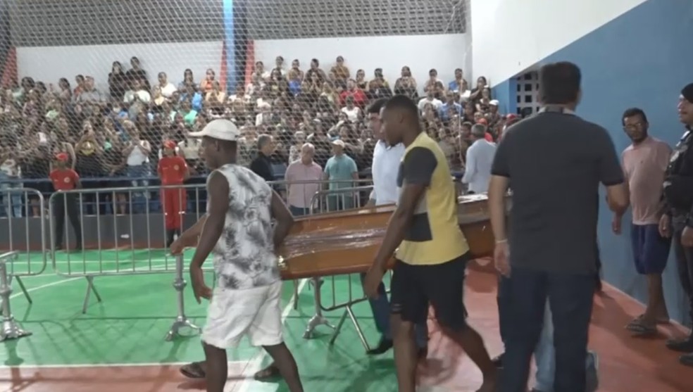 Velório coletivo marca a despedida de vítimas das 11 pessoas que morreram após batida entre van e carreta na Bahia — Foto: Reprodução/TV Subaé