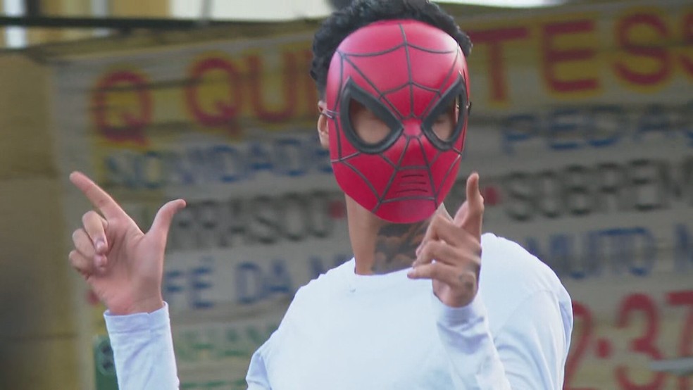Oruam com a máscara do Homem Aranha — Foto: Reprodução/TV Globo
