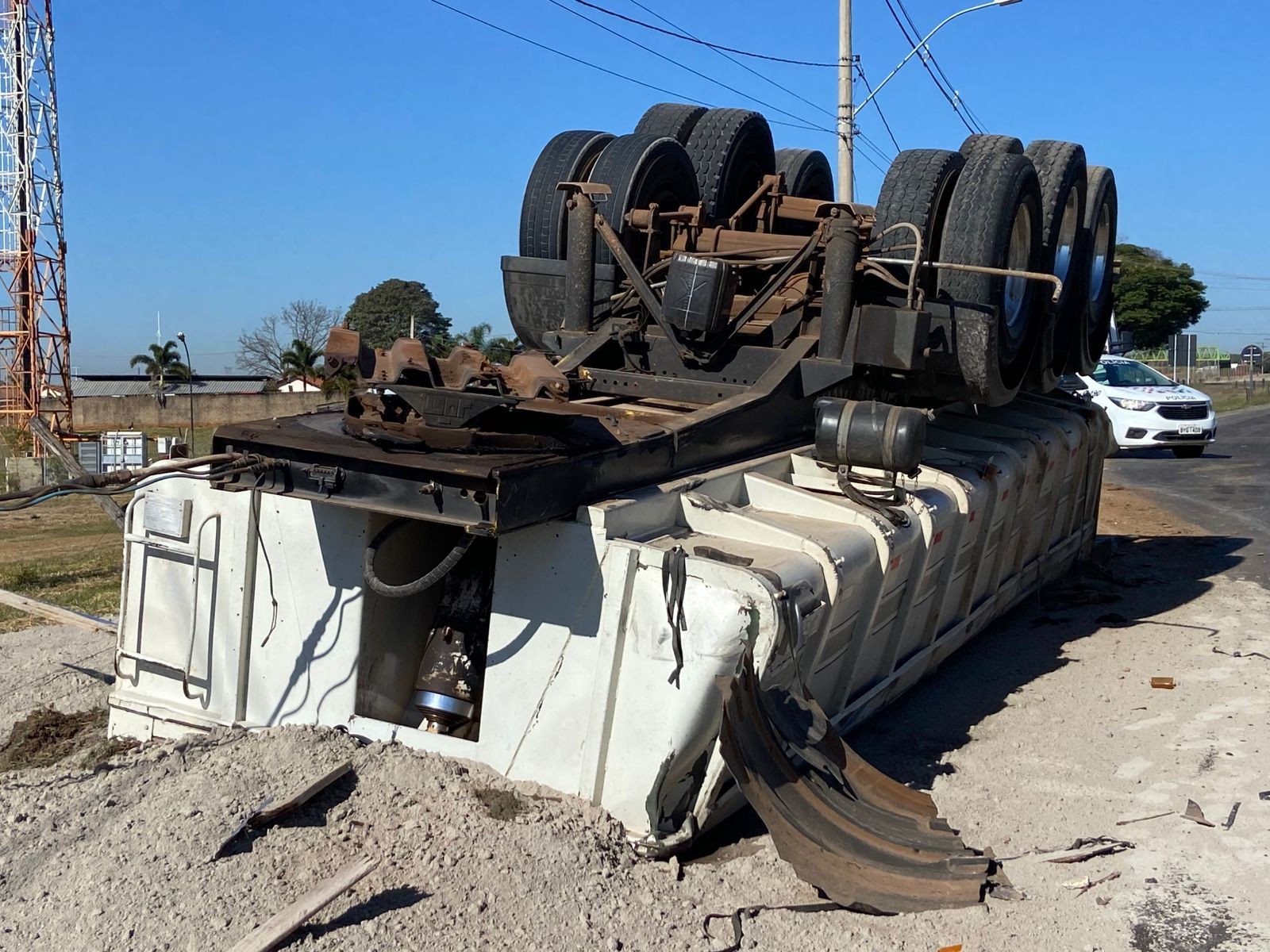Rodas para cima: carreta com 25 toneladas de calcário tomba e cabine atinge outdoor em rodovia de Saltinho