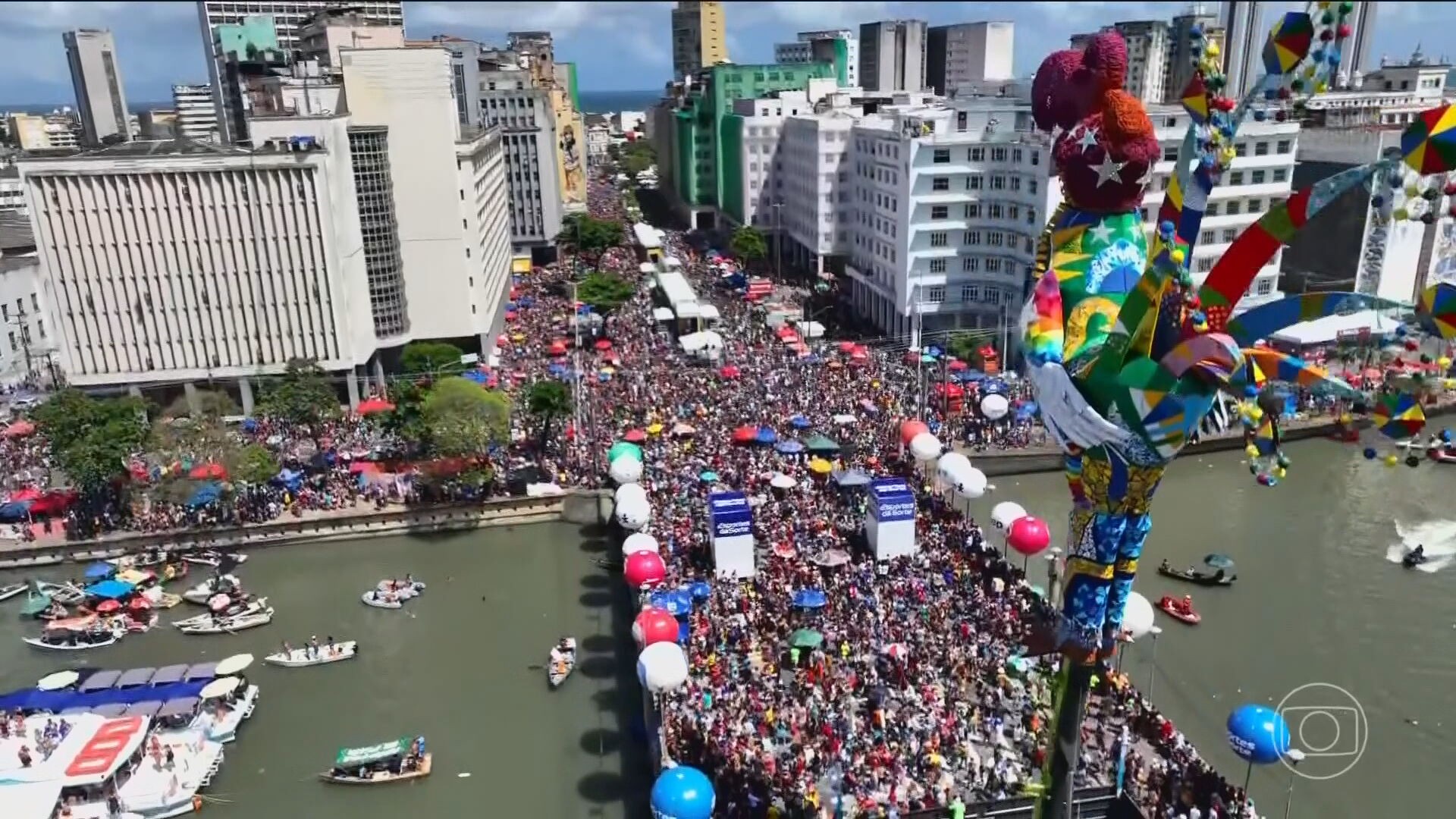 Arrastão do Galo da Madrugada reúne público recorde
