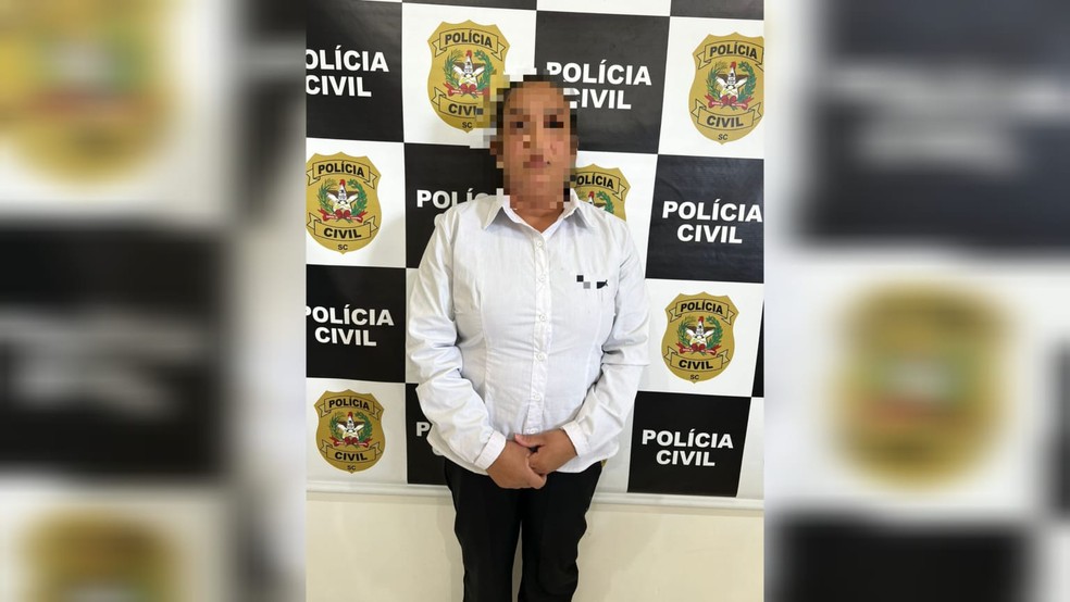Foragida do Ceará é presa durante trabalho em instituição de ensino em Blumenau, SC — Foto: Polícia Civil/Divulgação