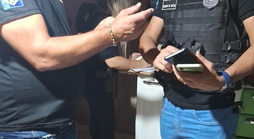 Os suspeitos ligavam para os parentes pedindo dinheiro para falsos procedimentos médicos — Foto: Polícia Civil
