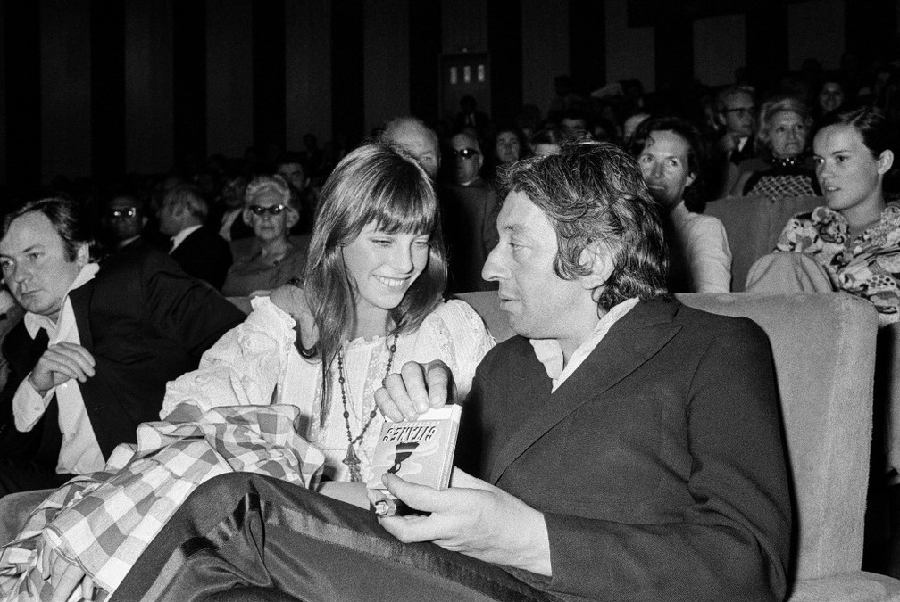 A cantora Jane Birkin e o cantor francês Serge Gainsbourg assistem à estreia do filme "Cannabis", dirigido por Pierre Koralnik, no cinema Normandie, em Paris, em 2 de setembro de 1970. — Foto: AFP
