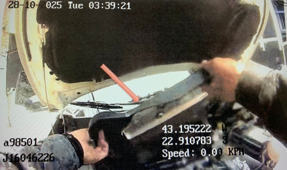 Imagem da câmera corporal mostra sargento do Batalhão de Choque retirando a tampa do motor de um carro — Foto: Reprodução