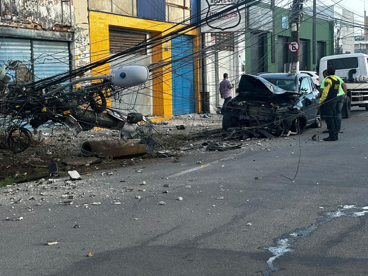 Motorista perde controle de carro, derruba poste e é preso com sinais de embriaguez em Maceió