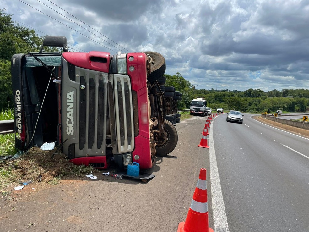 Caminhão tombou, neste domingo (18), na Rodovia Raposo Tavares (SP-270), em Presidente Prudente (SP) — Foto: Mariana Perussi/TV Fronteira