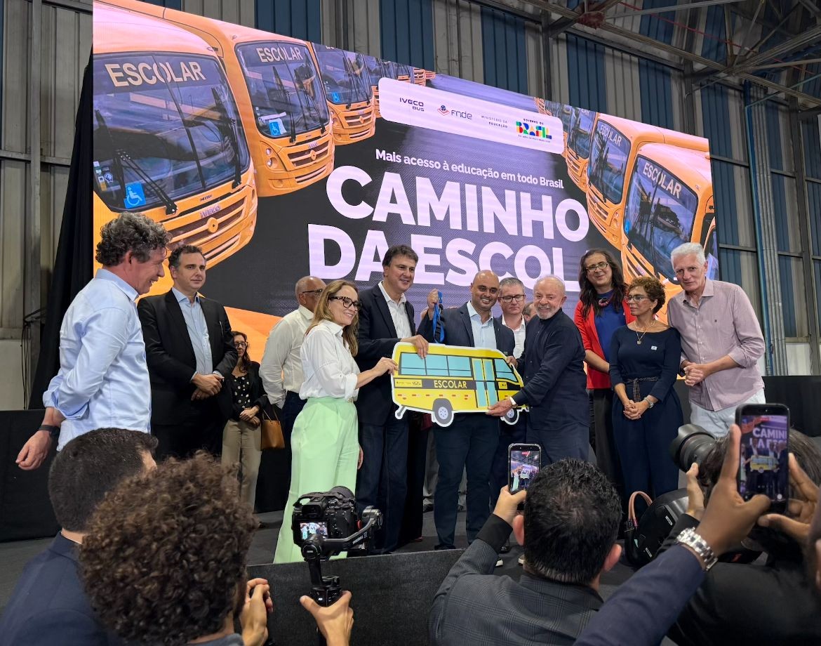 Três Rios ganha novo ônibus escolar em ação do Novo PAC