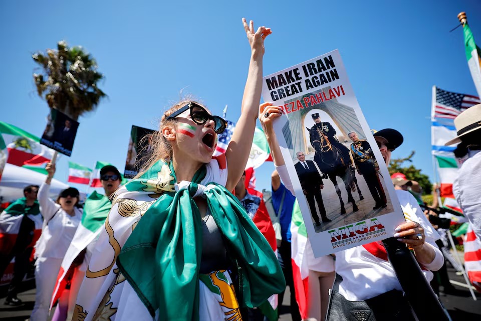 Iranianos-americanos agitam bandeiras de protesto durante estreia do Irã na Copa do Mundo