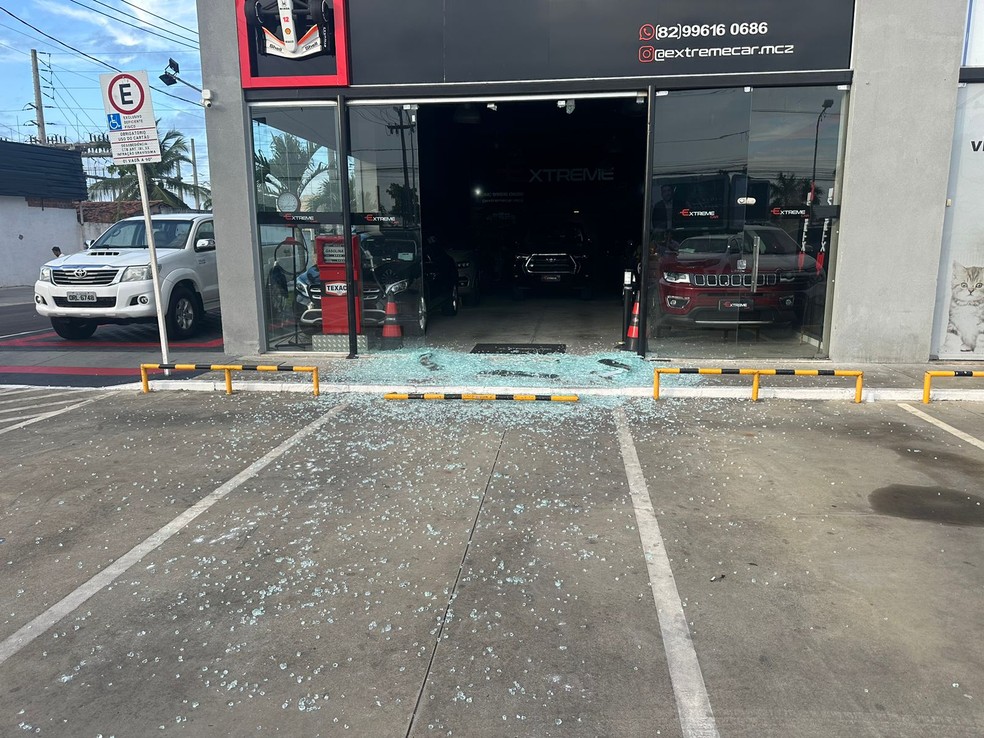 Criminoso invade loja de carro e rouba carro de R$ 600 mil em Maceió — Foto: Nick Marone/TV Gazeta