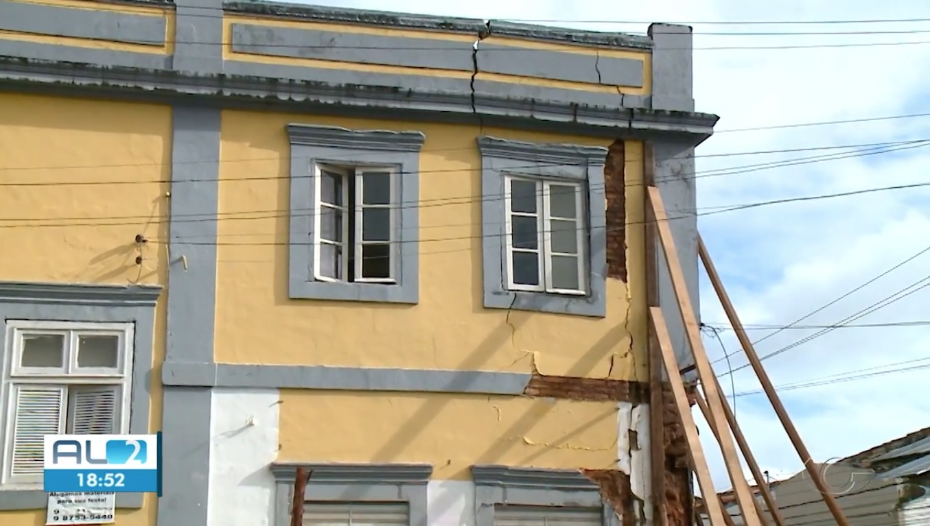 Parte de sobrado histórico onde viveu Théo Brandão desaba em Viçosa, AL