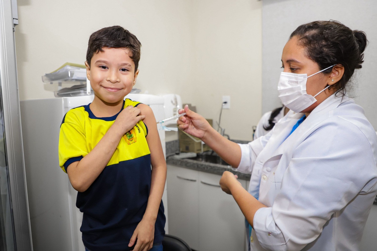 Manaus oferece vacinação contra a dengue para crianças e adolescentes neste sábado; veja endereços