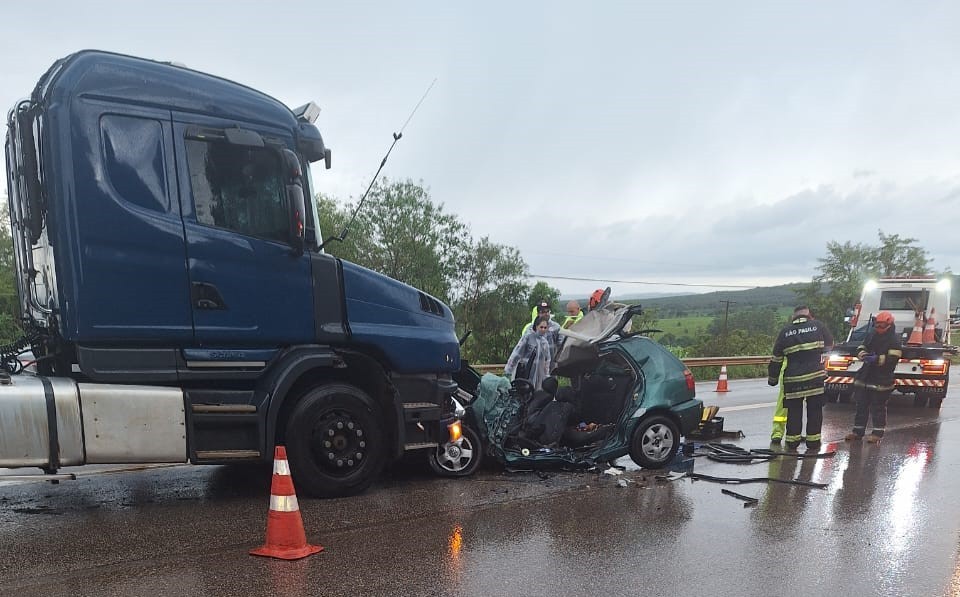 Acidente entre caminhão e carro deixa mortos na Raposo Tavares em Angatuba