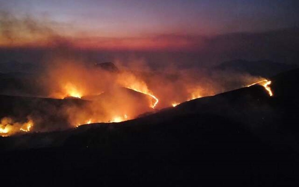 Incêndio na Serra do Papagaio, em Baependi, MG — Foto: Redes sociais