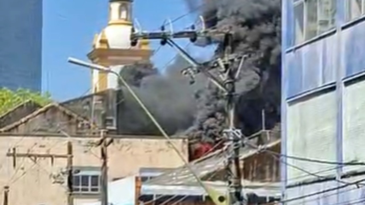 Vídeo mostra momento em que parte de prédio desaba após incêndio em loja no Centro de Manaus