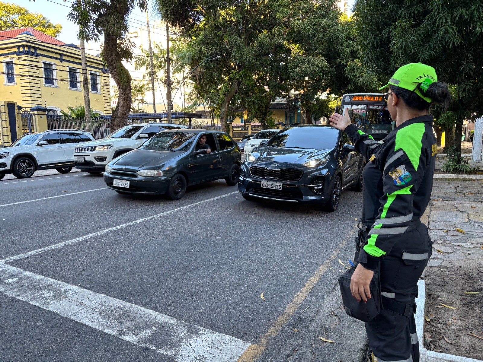 Prefeitura de Belém notifica escolas particulares onde pais deixam carros em filas triplas para buscar estudantes
