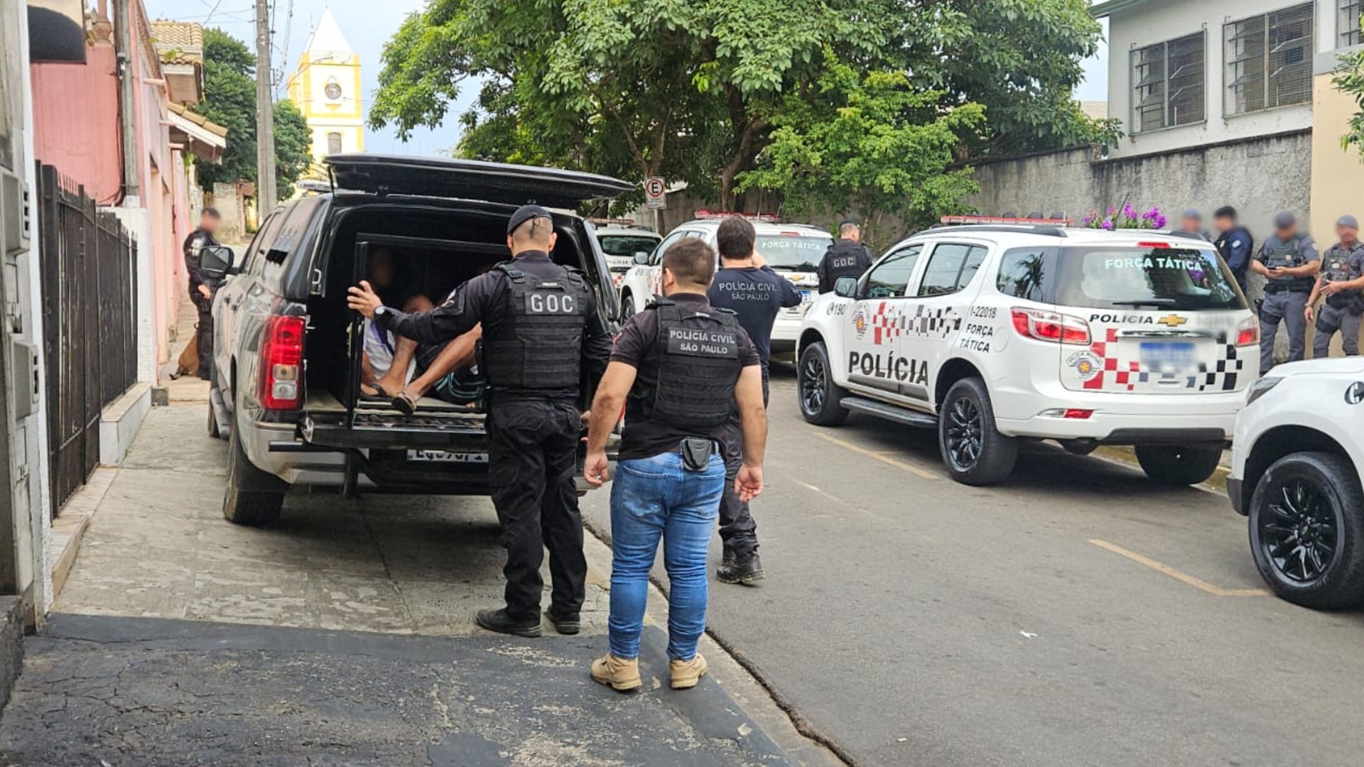 Operação da Polícia Civil prende suspeitos de tráfico que ameaçavam moradores em Sarapuí