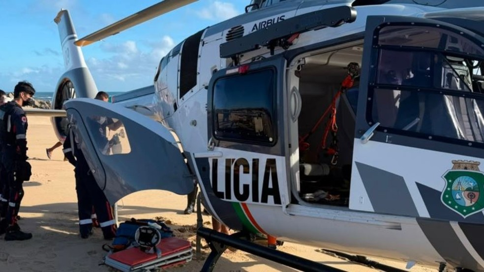 Homem de 31 anos, que estava em situação mais delicada, recebeu atendimento do Samu ainda na areia e foi encaminhado para o hospital. — Foto: SSPDS/ Divulgação