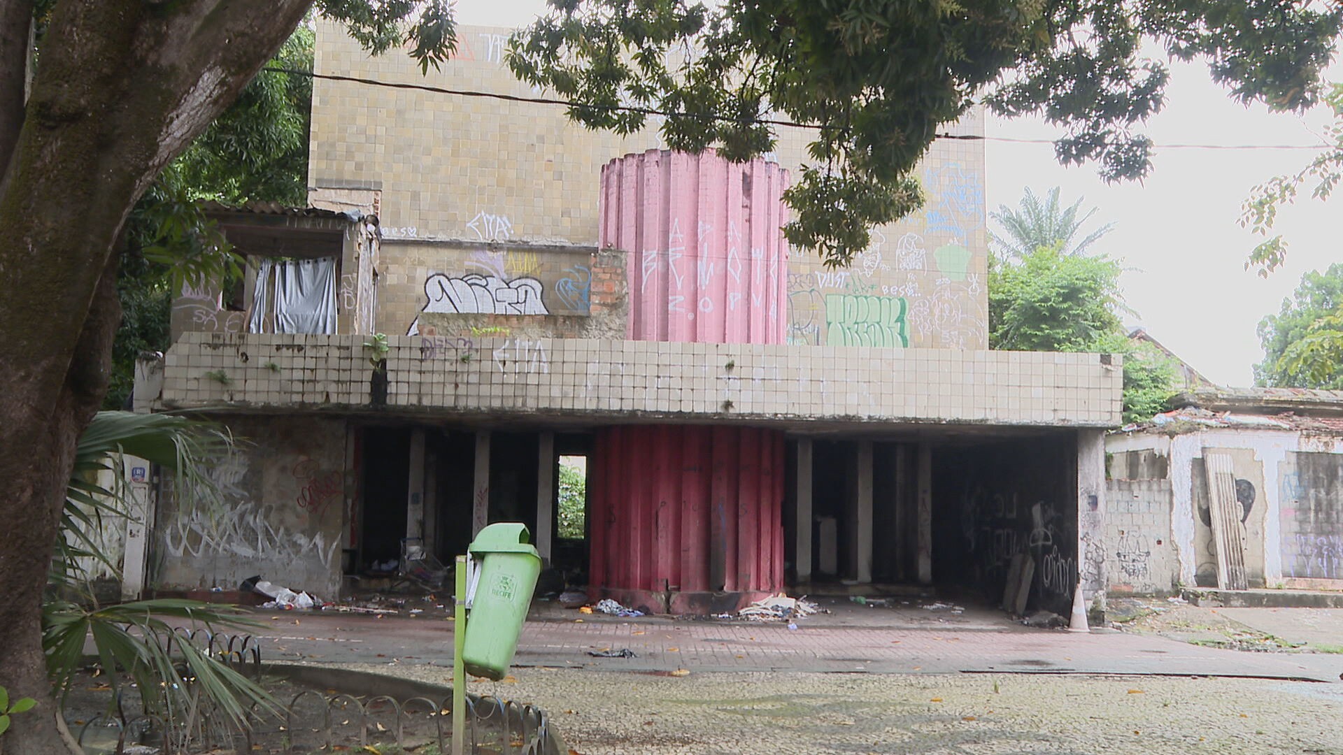 Abandonado, Teatro Valdemar de Oliveira é classificado com alto risco de desabamento pela Defesa Civil