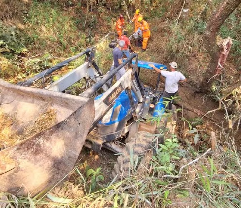 Trator despenca de ribanceira de 15 metros e deixa motorista ferido em São João del Rei