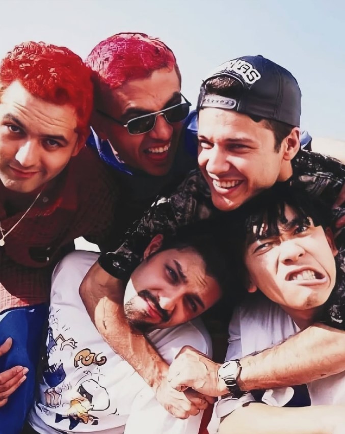 Jaqueta usada por equipe dos Mamonas Assassinas é encontrada intacta sobre caixão de Dinho durante exumação em SP