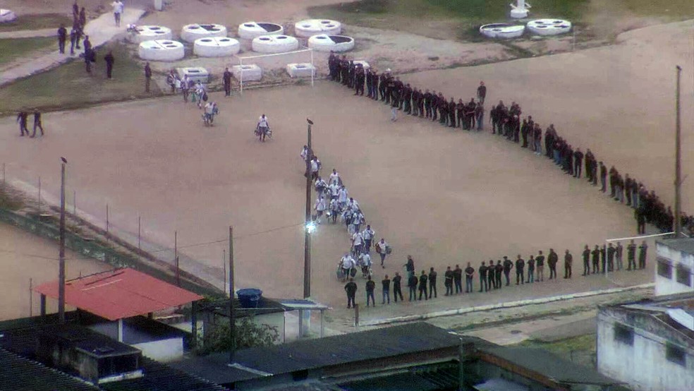 Seap transfere presos em Bangu — Foto: Charles Júnior/TV Globo