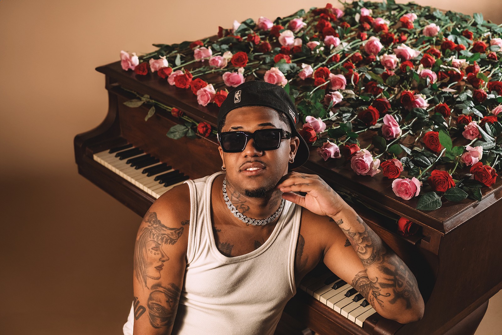 Rapper mineiro Chris MC conclui disco 'Romântico' com Orochi e 'love ...