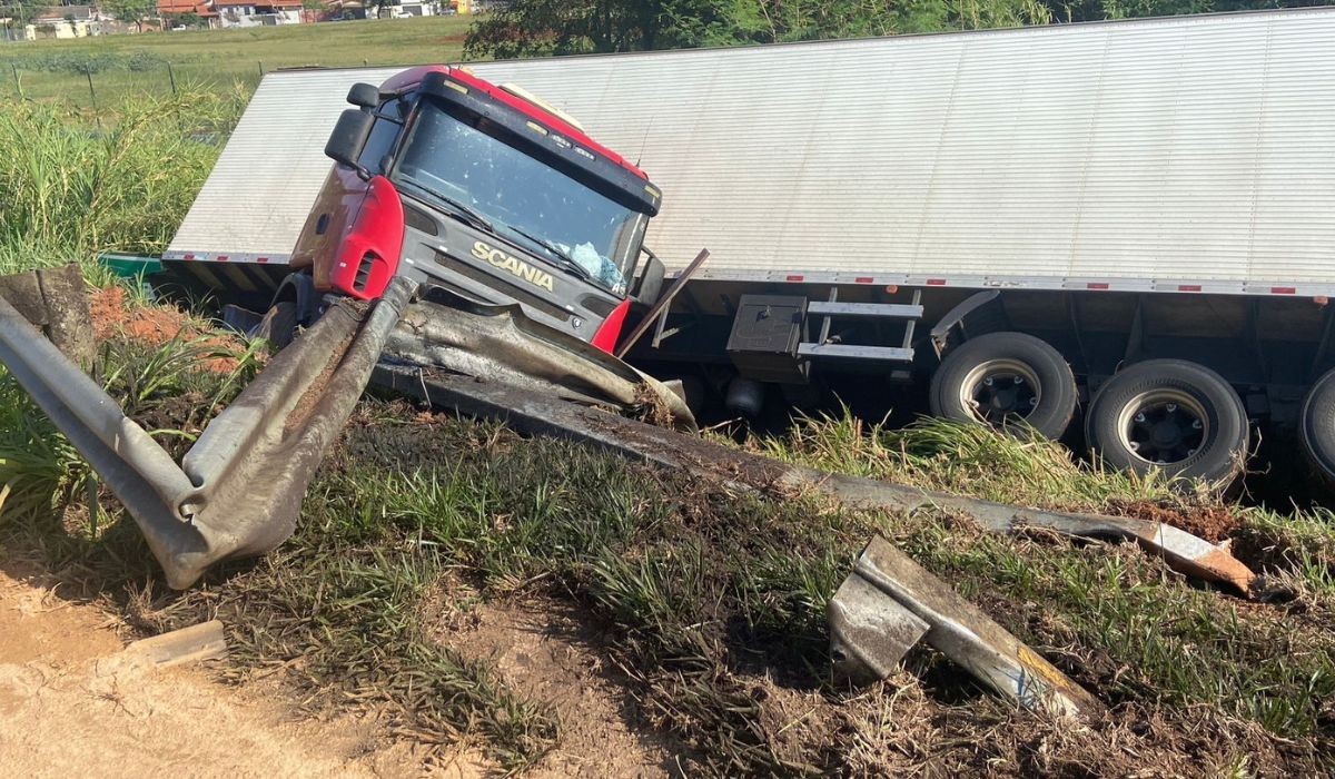 Caminhão tomba em ribanceira da Rodovia Deputado Laércio Corte em Piracicaba 