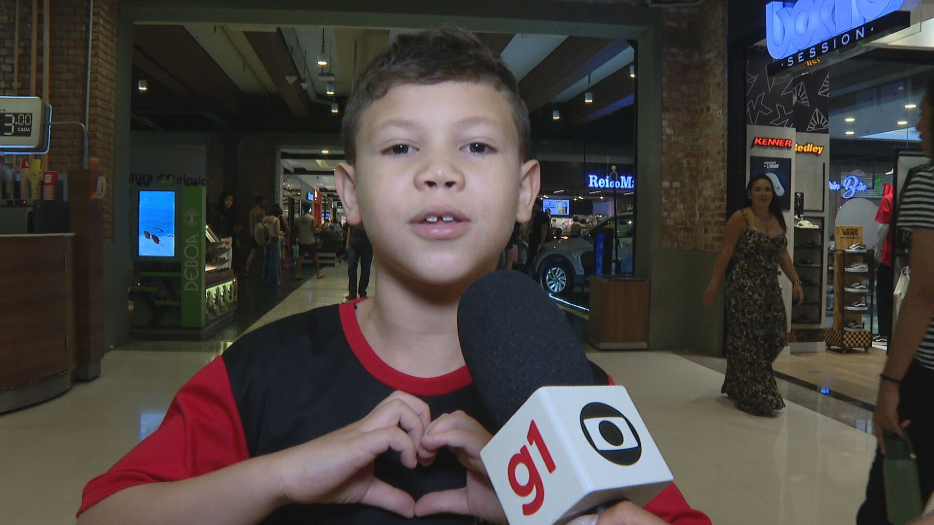 'Seja muito feliz no céu': menino de 8 anos aborda repórter e manda recado ao pai que não conheceu