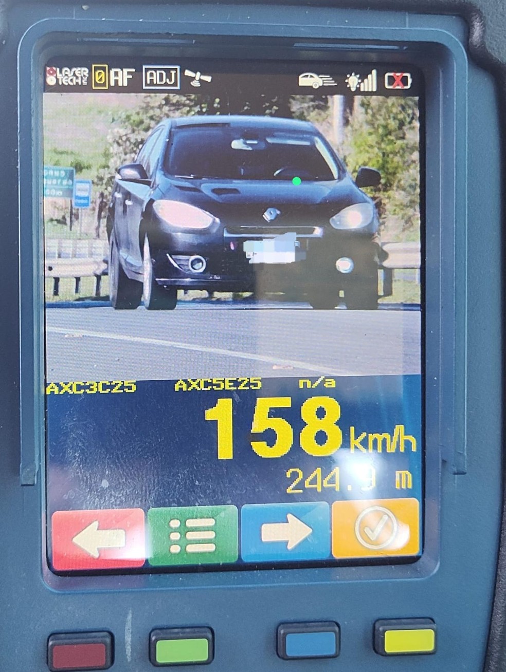 Mais de cem motoristas foram registrados com a velocidade acima do limite máximo permitido na rodovia — Foto: Divulgação/PRF