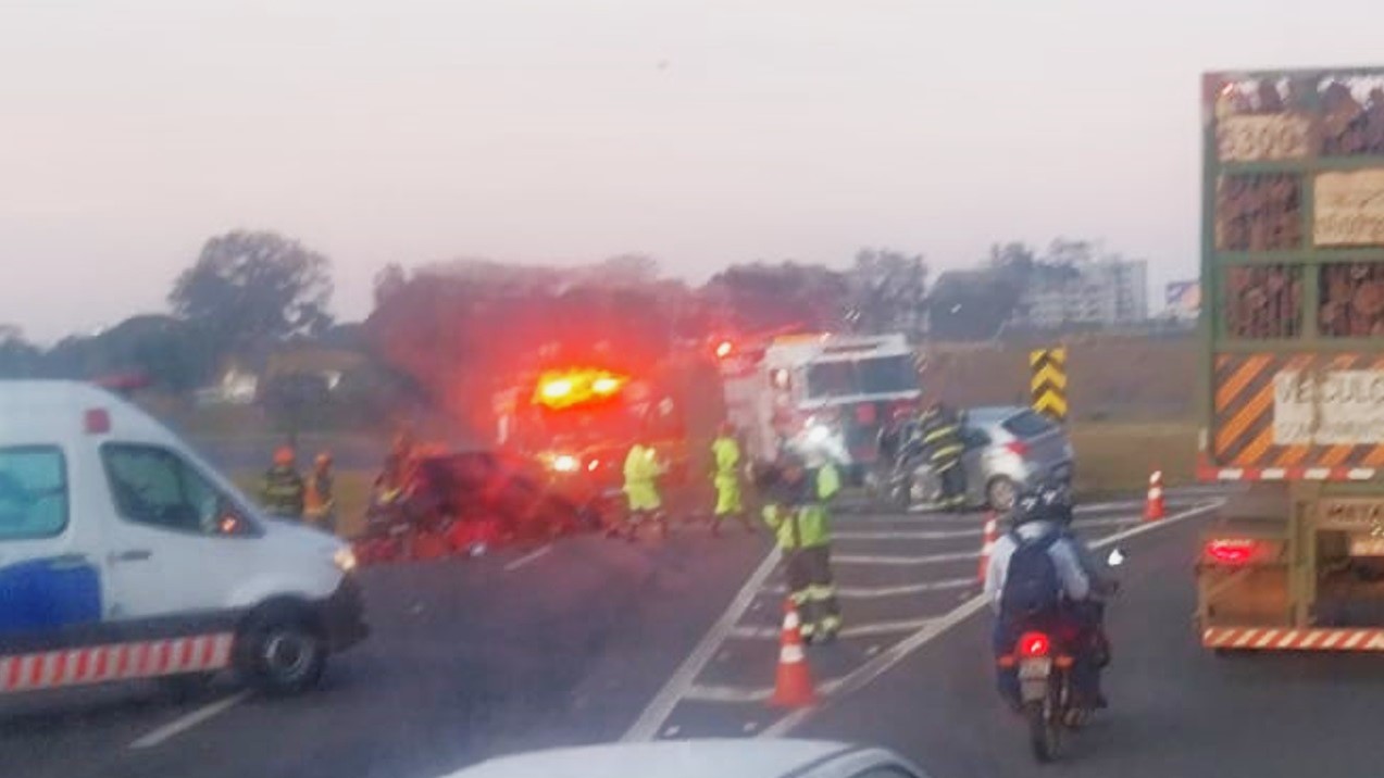 Acidente com dois carros na Rodovia do Açúcar em Piracicaba deixa 1 morto e um ferido