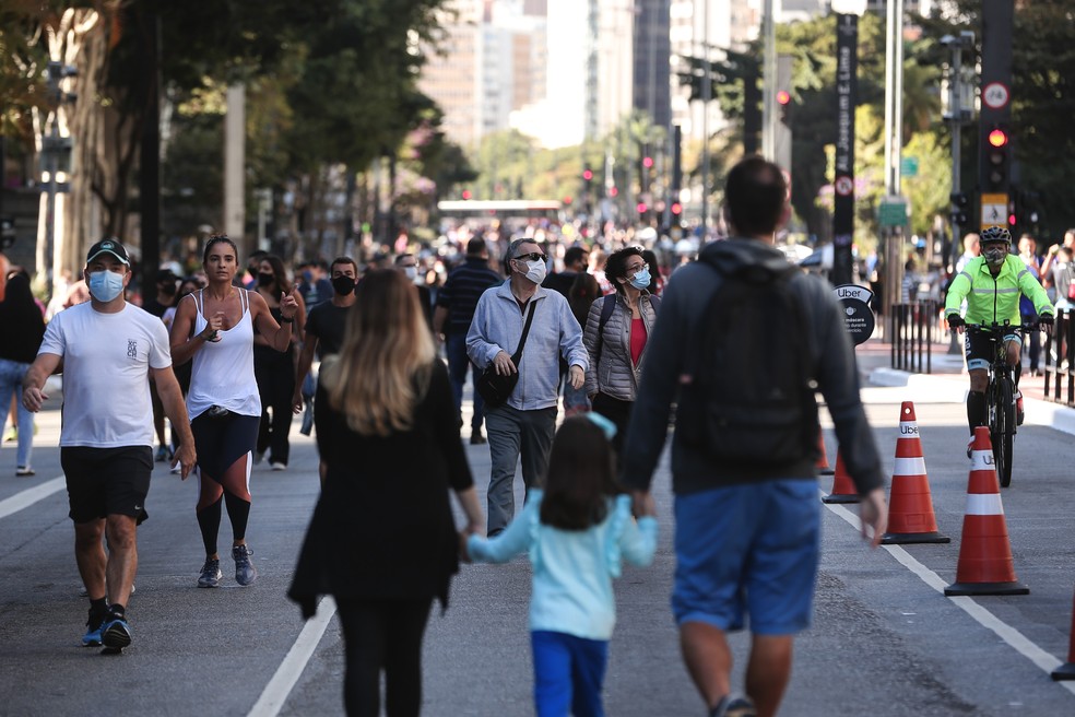 Movimentação de pedestres e ciclistas na Avenida Paulista durante domingo de via fechada para os carros e aberta para o lazer — Foto: Ettore Chiereguini/AGIF - Agência de Fotografia/Estadão Conteúdo