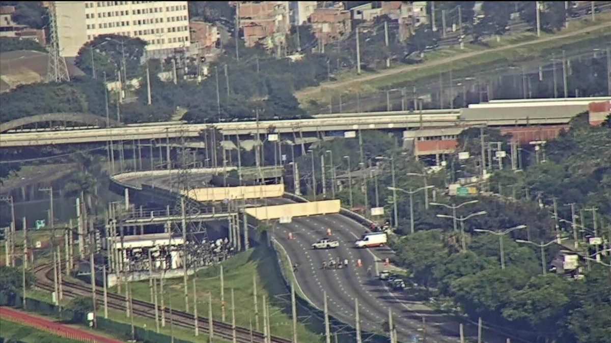 Equipes realizam trabalho de sustentação do viaduto da Marginal Pinheiros que cedeu São Paulo G