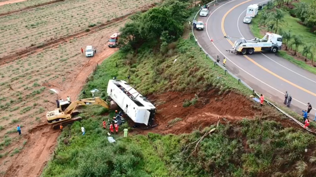 Ônibus de sacoleiros cai em ribanceira e deixa dois mortos e 15