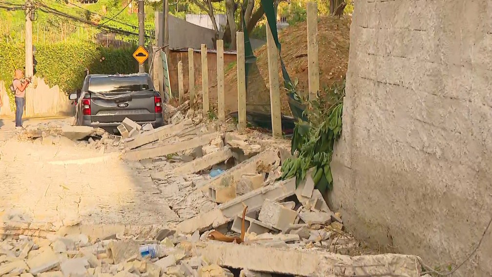 Muro que desabou em Santa Teresa matando 2 pessoas — Foto: Reprodução/TV Globo