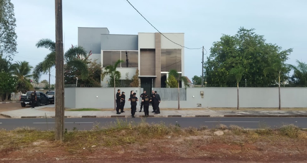 Agentes da Polícia Federal cumprem mandado de buscas na casa da secretária de Saúde, Cecília Lorezon — Foto: Marcelo Marques/Rede Amazônica