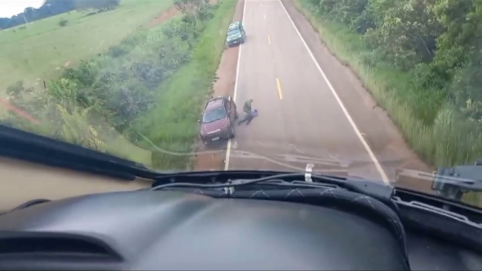 Homem que conduzia veículo roubado foi preso em flagrante — Foto: Reprodução