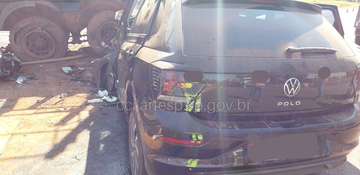 Motorista de carro fica gravemente ferido ao bater em caminhão que cruzava a Rodovia SP-215