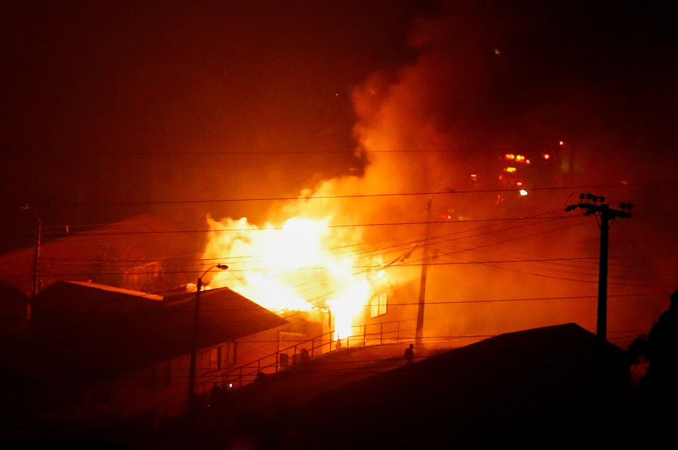 Casa pega fogo na regio de Via del Mar, no Chila  Foto: REUTERS/Rodrigo Garrido
