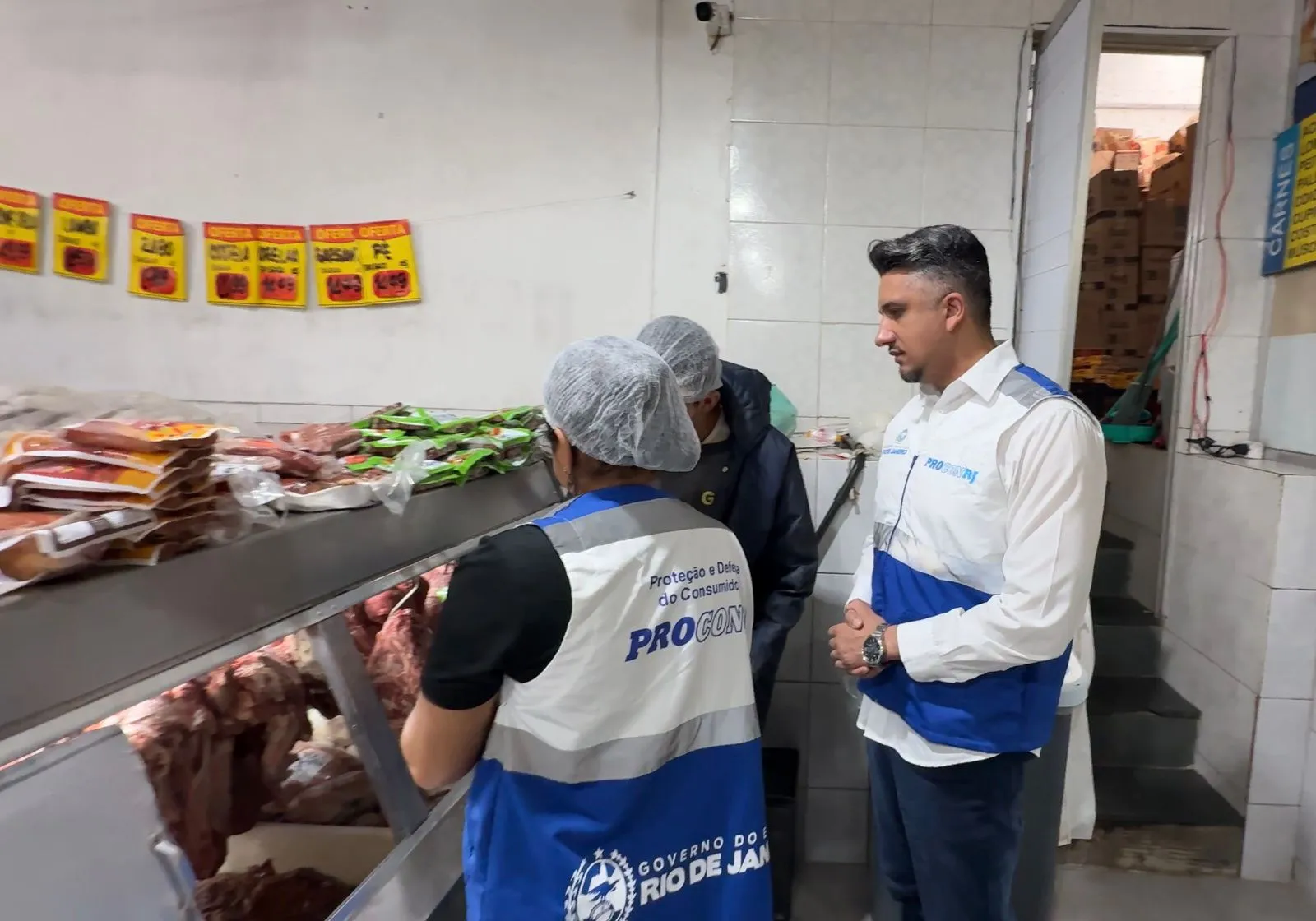 Fiscalização encontra alimentos impróprios e irregularidades em mercados de Teresópolis
