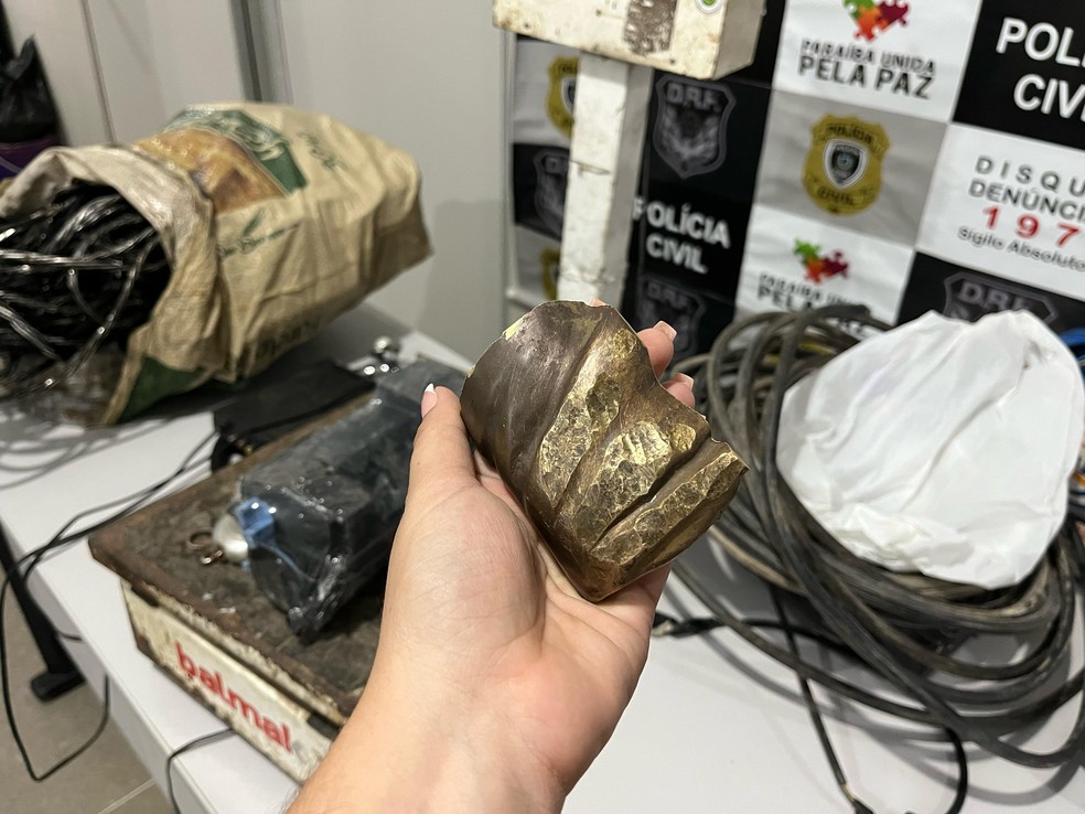 Pedaço da estátua foi encontrado e levado por um cidadão até a delegacia em Campina Grande — Foto: Lídice Pegado/TV Cabo Branco