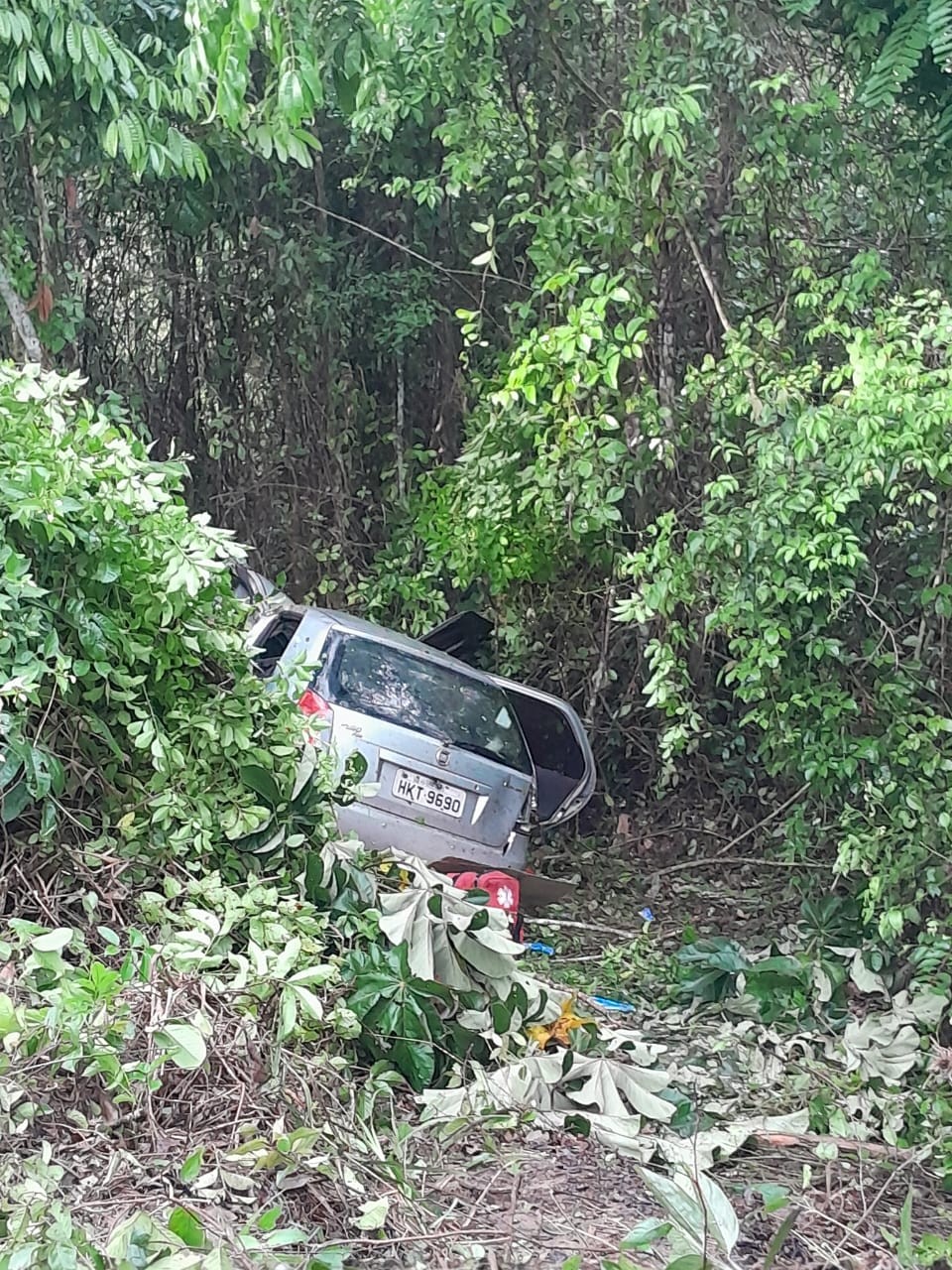 Homem morre após perder controle do carro e cair em ribanceira na estrada de Mosqueiro, em Belém