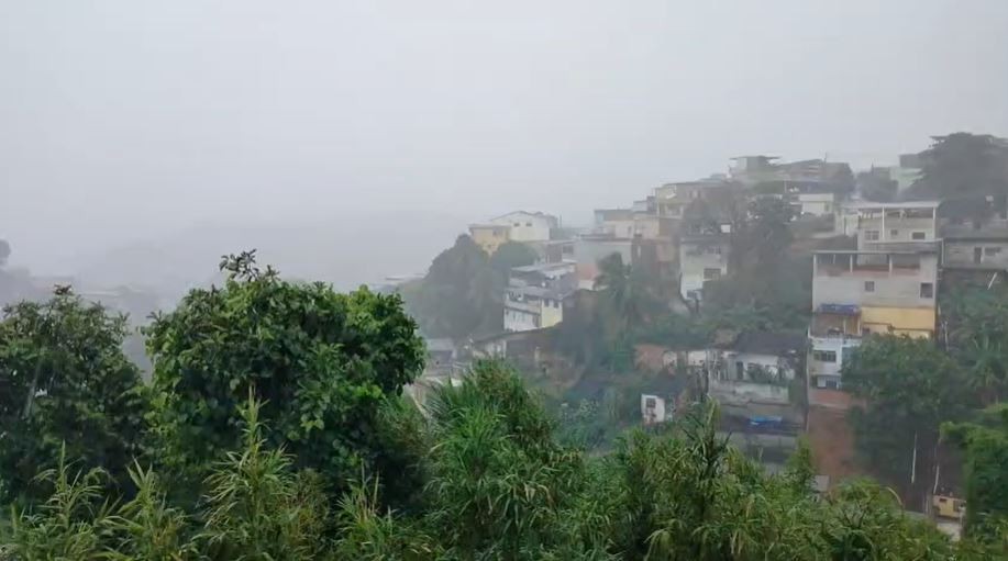 Chuva forte alaga ruas, derruba árvores e destelha casas na Ilha do Governador
