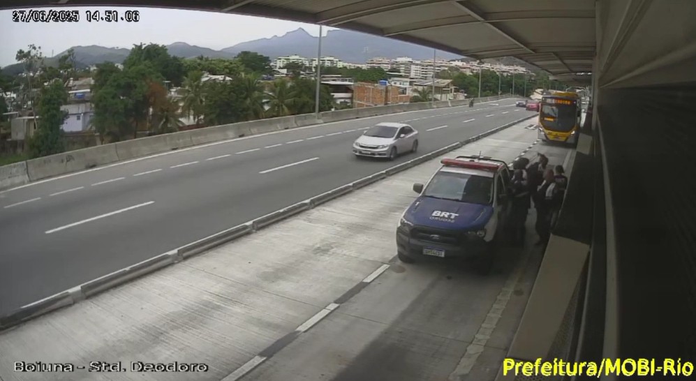VÍDEO: Mulher é presa após chamar agente da prefeitura que impediu calote em BRT de 'preto nojento'