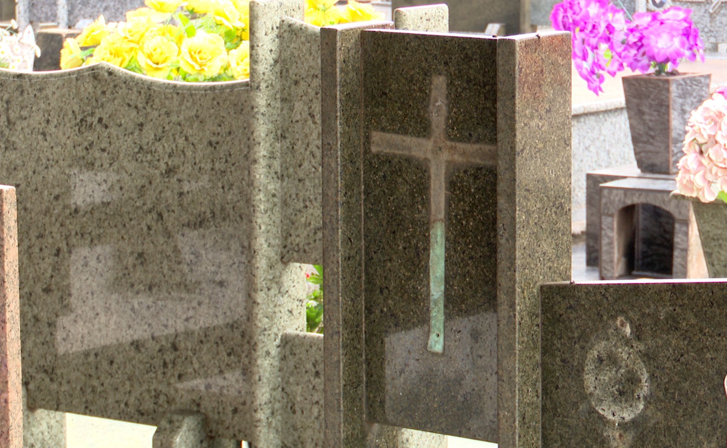 Cerca de 200 placas de bronze são furtadas de túmulos do cemitério de Paiçandu