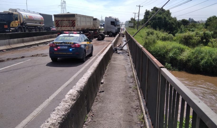 BR-476 é liberada após acidente com caminhão, em Araucária; ciclista se joga em rio para não ser atingido