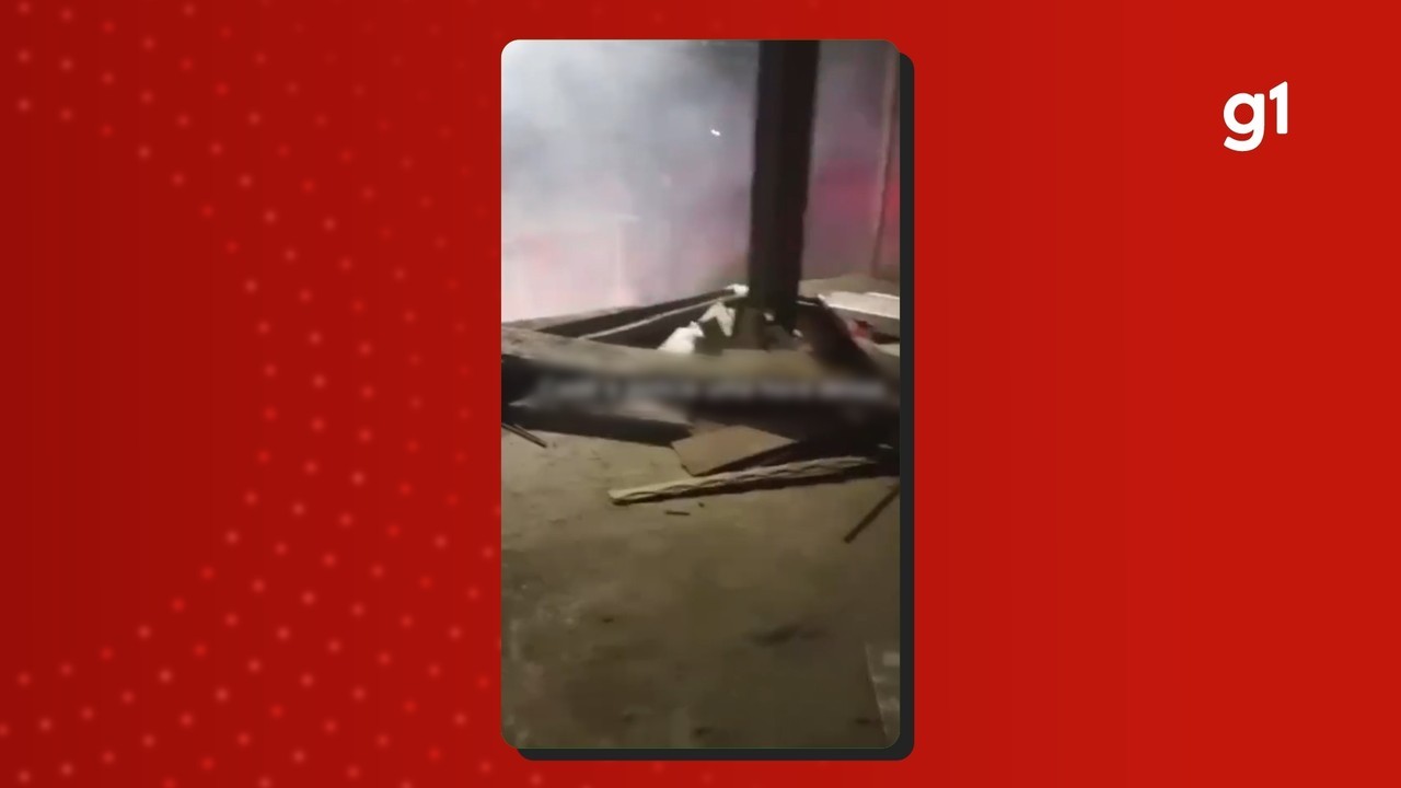 Moradores ateiam fogo em frente a casa de adolescente suspeita de jogar água fervente em criança no AM; VÍDEO