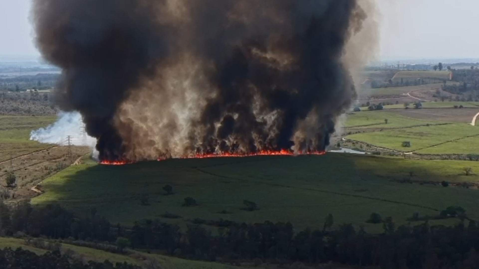 Incêndio atinge plantação de cana-de-açúcar em Itu 